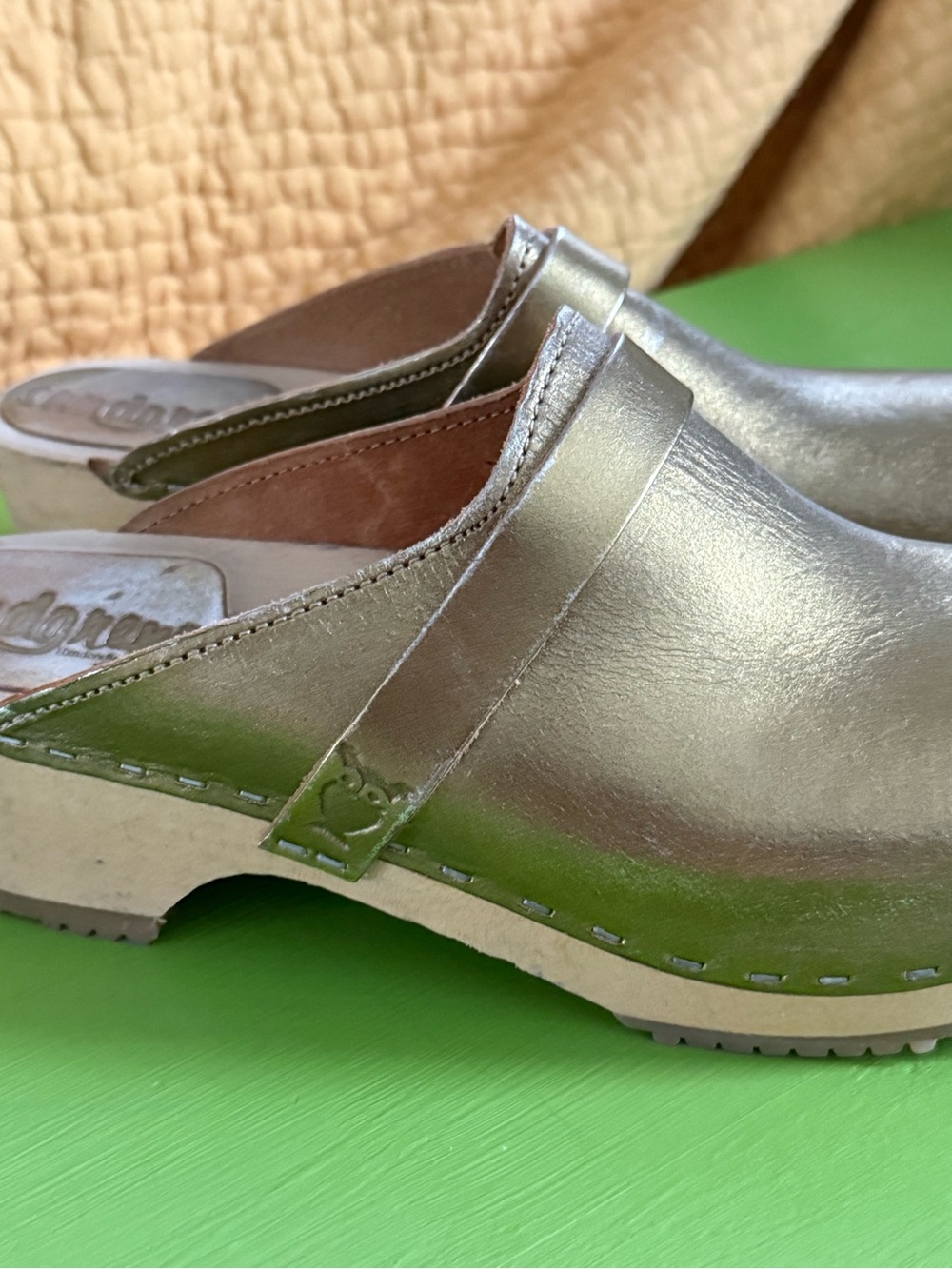 Sandgren Tokyo Classic Clog Mule, Metallic Gold, Size 40 - Picture 6 of 8